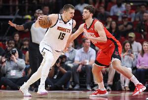 申京和約基奇哪個(gè)難防?小卡特：對(duì)位申京不難 約基奇是另一個(gè)級(jí)別