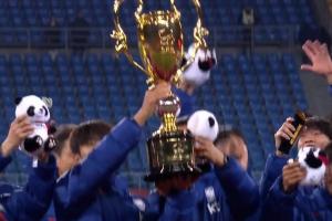 頒獎(jiǎng)儀式：韓國(guó)隊(duì)舉起本屆熊貓杯獎(jiǎng)杯 中國(guó)隊(duì)收獲亞軍銀盤(pán)