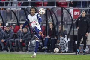 斯彭斯曾賽后忽視弗蘭克，圖赫爾：不喜歡這樣，國腳應(yīng)有行為標(biāo)準(zhǔn)