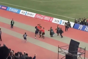 川超涼山隊(duì)隊(duì)員賽后飛踹主裁，律師：或面臨拘留、罰款與長期禁賽