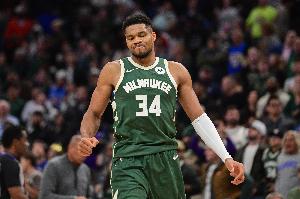 軍不可一日無(wú)帥！字母哥受傷下場(chǎng)時(shí)兩隊(duì)打平&最終雄鹿輸?shù)?2分