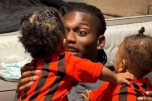 米體：萊奧帶著兩個兒子飛往意大利，他們將現(xiàn)場觀看米蘭德比大戰(zhàn)