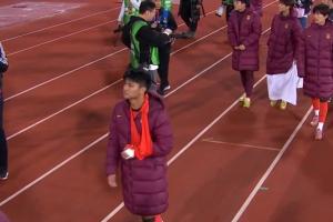 愿無大礙！蒯紀聞賽后謝場時手臂纏著繃帶，本場半場被換下