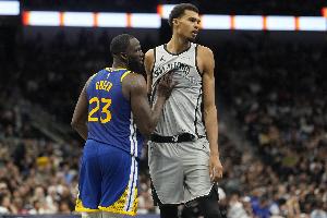 追夢談防守文班：馬刺為他設(shè)置了各種掩護(hù) 我感覺自己像在追庫里