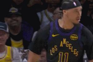 超級硬！海斯奪球補籃2+1 與老詹擊掌撞胸&對77豎中指&布朗尼怒吼