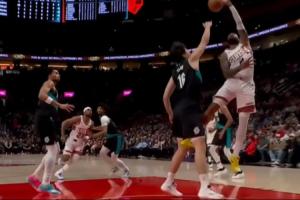 保護(hù)好自己啊??楊瀚森大帽理查茲后 被踢到小楊瀚森&表情很痛苦