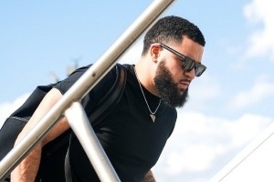 火箭登機(jī)照：杜蘭特像是談戀愛了 雨姐有點(diǎn)屌絲?? 范喬丹在列