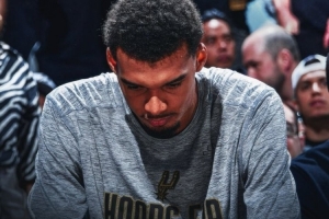 左小腿拉傷缺席數(shù)周！文班亞馬拿下MVP概率從29%暴降至5%