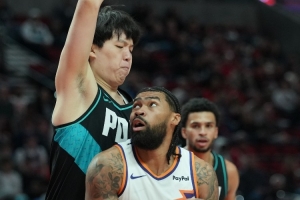 媒體人：楊瀚森生活在聚光燈下現(xiàn)在能看到進步了 剛開始要有耐心