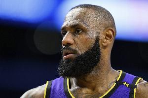 來了！詹姆斯三分命中得到賽季首分 同時生涯三分數(shù)追平雷吉-米勒