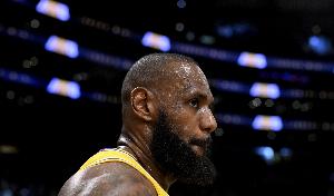 下個月就滿41歲了！詹姆斯賽季首秀砍下兩雙 NBA歷史最老