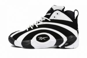 致敬！庫里做客奧蘭多 穿奧尼爾的銳步“鯊魚”入場