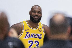 賞心悅目！老詹賽季首秀送12助攻 傳球+投射隨隨便便打到45歲？