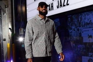 結束5連客回到主場！湖人入場照 詹姆斯迎首秀帥氣亮相！