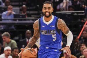 “點(diǎn)名表揚(yáng)”！邁克·布朗暫停布置時(shí)戰(zhàn)術(shù)說道：進(jìn)攻端點(diǎn)名拉塞爾