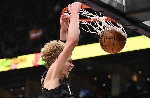 一飛沖天！迪克搶斷反擊一條龍 起飛滑翔單臂劈扣