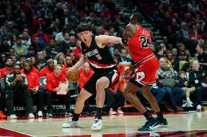 楊瀚森首月略有進(jìn)步但還得繼續(xù)練級(jí) 先去G聯(lián)賽證明淺水困不住真龍