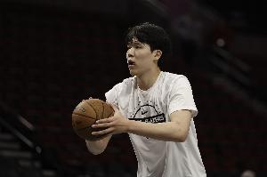 隊(duì)記談楊瀚森低位單打得分：發(fā)展聯(lián)盟的比賽確實(shí)對(duì)他有所幫助