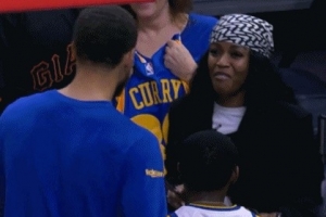 值回票價(jià)！庫里今日雖然不能出戰(zhàn) 但仍積極與小球迷們合影留念