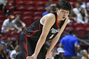 楊瀚森快攻沒接住吃帽 更多還是對抗和力量不足的問題 還需提升