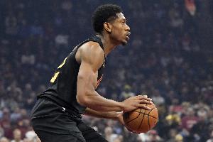 還是你穩(wěn)定！亨特半場(chǎng)5中4&三分4中3拿全隊(duì)最高11分 另有3板