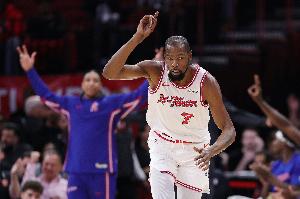 泰厄斯·瓊斯：人們對(duì)KD的領(lǐng)導(dǎo)力有些說法 但領(lǐng)導(dǎo)方式不是唯一的