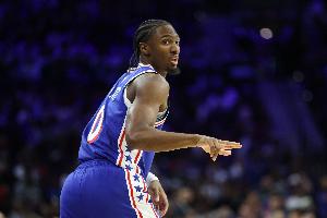 黃雀在后！馬克西追防奎克利 起身大帽扇飛后者投籃