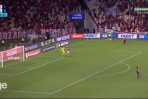 玩砸了??弗拉門戈門將試圖顛球出現(xiàn)失誤送空門，對手笑納