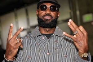 傳奇繼續(xù)！征戰(zhàn)23個賽季歷史首人 詹姆斯更新社媒曬照：????