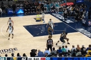 這純蒙進(jìn)的！西卡面對迪亞巴特 不調(diào)整翻身壓哨打板長兩分！