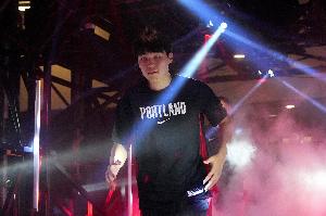 說(shuō)好的更多時(shí)間呢？楊瀚森半場(chǎng)僅打3分59秒 3中1拿到2分1板1助