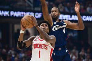 亨特：莫布里擅長(zhǎng)拉開進(jìn)攻空間 亞當(dāng)斯則在籃下 這是我看到的區(qū)別