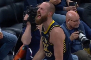 技驚四座！赫夫虛晃后突破 直接單臂滑翔隔扣卡爾克布倫納！