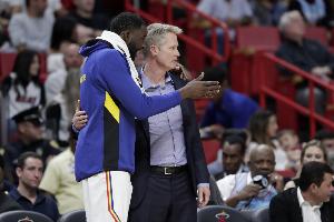 科爾：追夢(mèng)下場(chǎng)時(shí)防守?cái)?shù)據(jù)下滑不意外 希望他下場(chǎng)時(shí)霍福德能上來(lái)