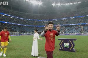 本賽季因傷僅踢6場！武磊領(lǐng)取中超冠軍獎(jiǎng)牌，開心向鏡頭比“4”