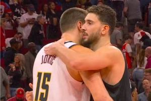 哥還是你猛??！申京賽后和約基奇擁抱寒暄??