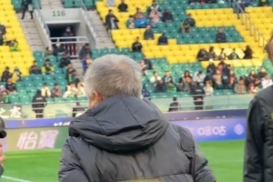 國(guó)安為廚師李師傅舉行特殊“退役”儀式，其為俱樂(lè)部工作了三十年