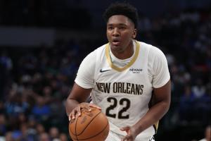 不愧是鄧肯看好的！“黑基奇”奎因表現(xiàn)全能拿下20分11板7助2斷！