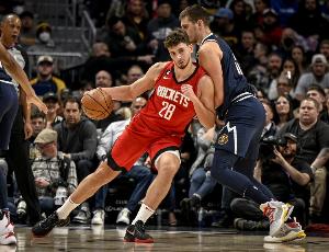 完全被碾壓！約基奇今日單防申京時(shí) 后者8投1中僅得到2分