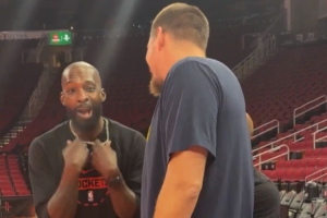 老隊友抱一抱！約基奇賽前與杰夫·格林熱聊 兩人手舞足蹈笑嘻嘻