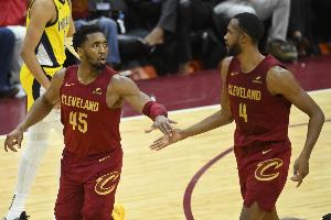 內(nèi)外搭檔！半場(chǎng)米切爾&小莫布里分別拿到12分5板2助！