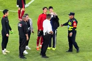 小球迷賽后沖入場內(nèi)，韋世豪示意安保人員松下手+與前者合影一張