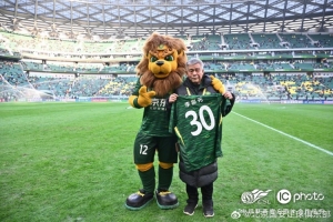 國(guó)安俱樂(lè)部為奉獻(xiàn)了三十載歲月的廚師李宗元舉辦了“退役儀式”