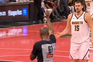 危險(xiǎn)的信號(hào)！約基奇身后搶板推人犯規(guī) 個(gè)人已經(jīng)5犯