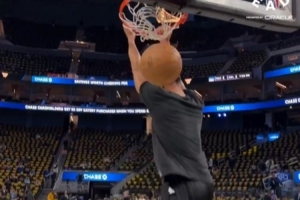 金州拉文上線！庫里賽前訓練上演自拋自接轉(zhuǎn)身背扣