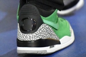 壕！庫里今日球場通道上腳的AJ3俄勒岡大學(xué)PE市價近8000美元