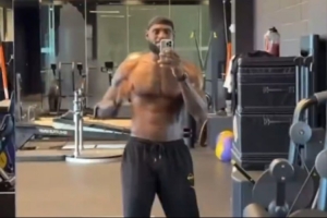 41歲老頭摸魚！詹姆斯曬健身房訓(xùn)練視頻 對(duì)著鏡頭邊唱邊跳