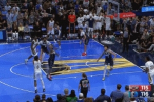 關(guān)鍵攻防！費(fèi)爾斯三分強(qiáng)行出手被帽 直接來了個(gè)三不沾