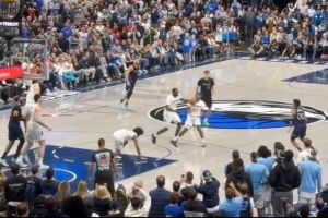 克萊最后沒接穩(wěn)球 在還剩16秒的情況下絕平不中 弗拉格小攤手不解