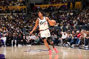 還是很強(qiáng)！艾維單打面對(duì)防守命中撤步跳投 活塞三節(jié)不到破百